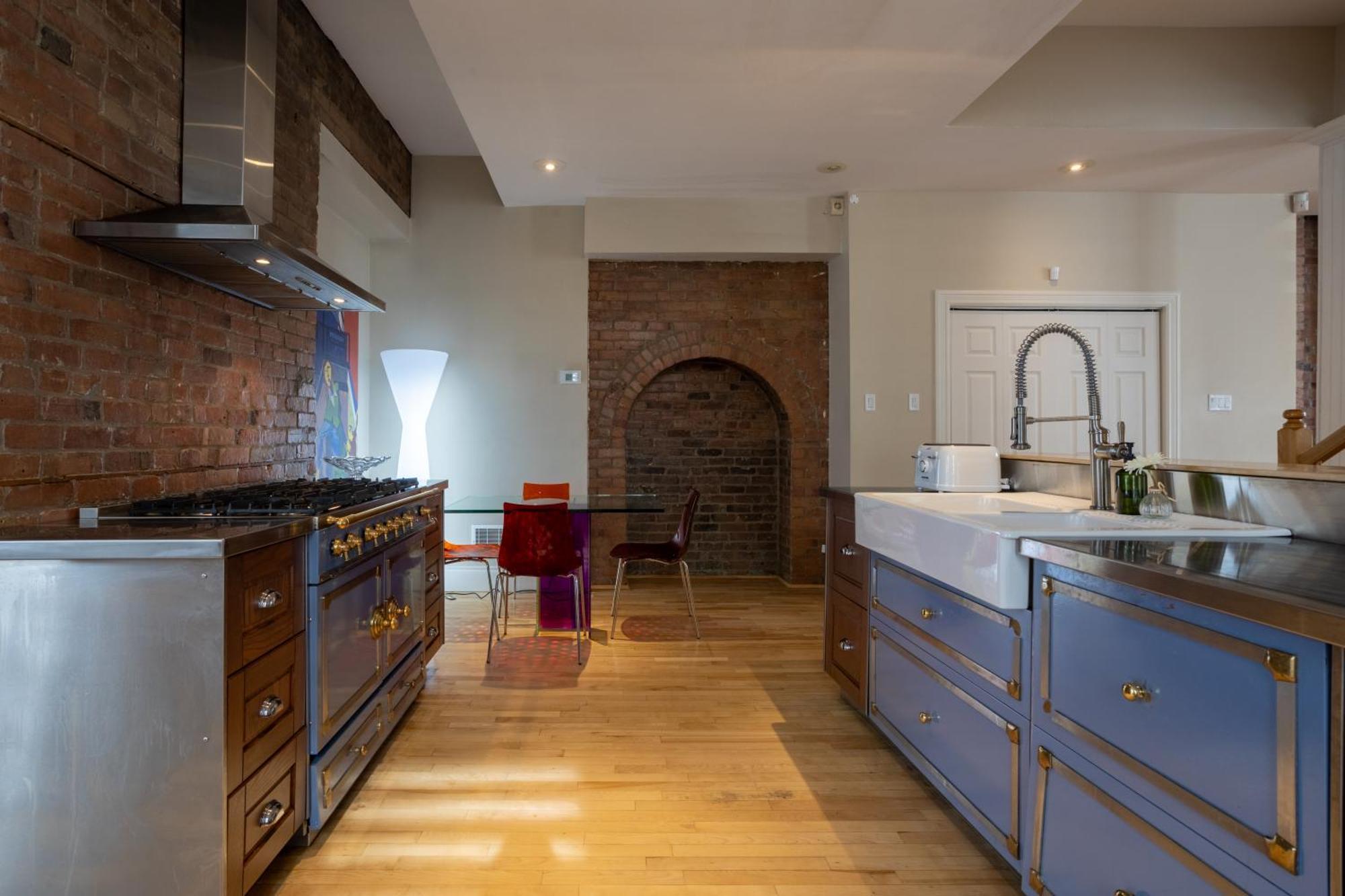 Downtown Retreat With Modern Comfort Zf6