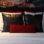 Downtown Retreat With Modern Comfort Zf6