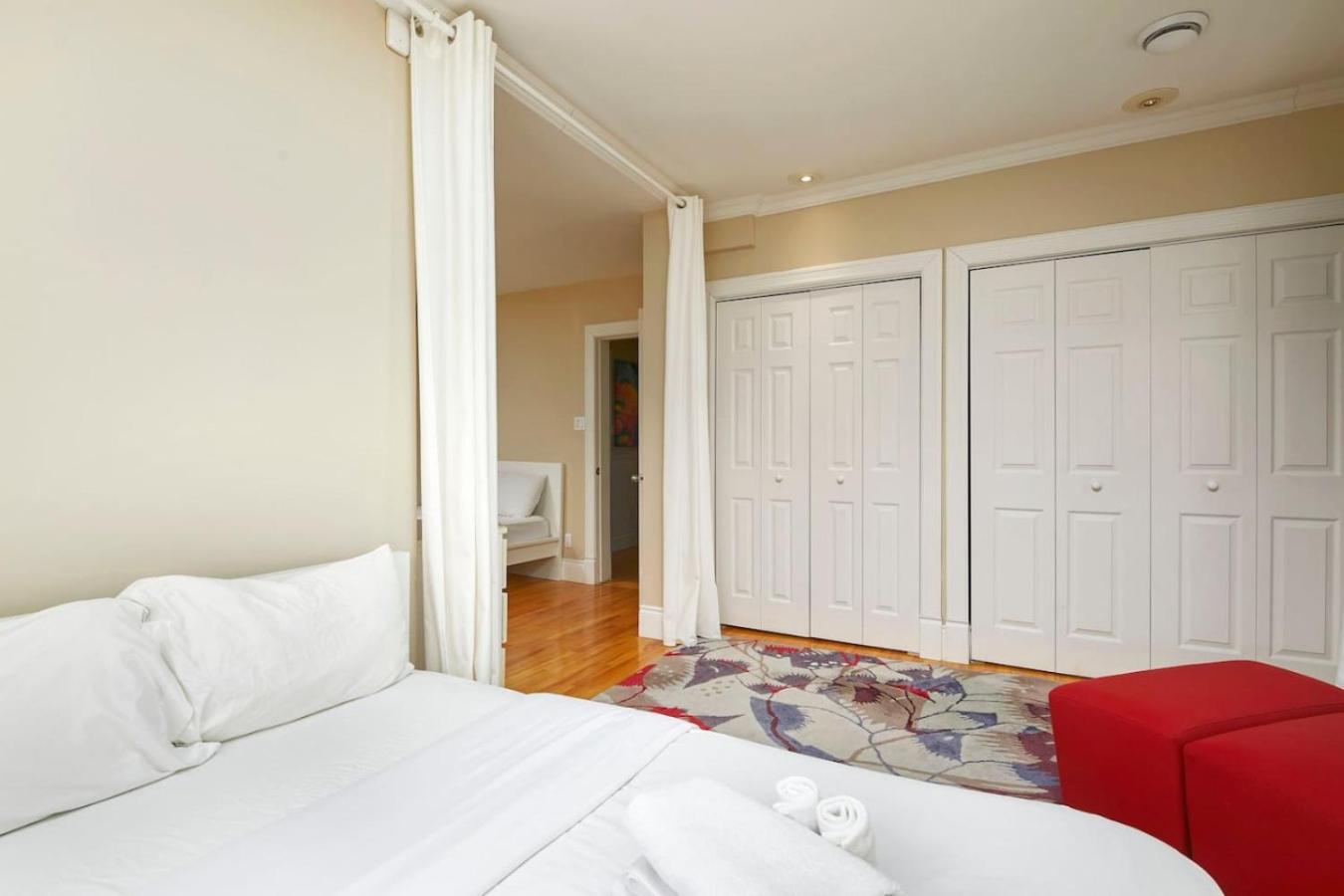 Downtown Retreat With Modern Comfort Zf6 Montreal