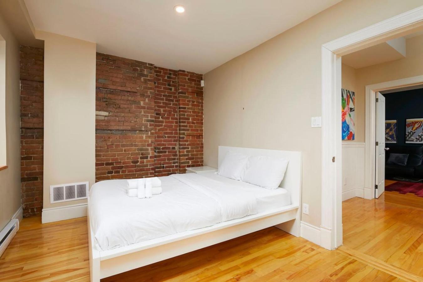 Downtown Retreat With Modern Comfort Zf6