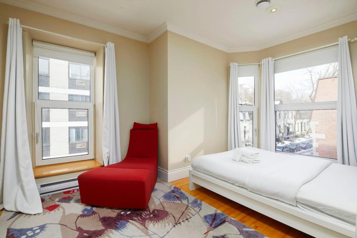 Downtown Retreat With Modern Comfort Zf6 Montreal