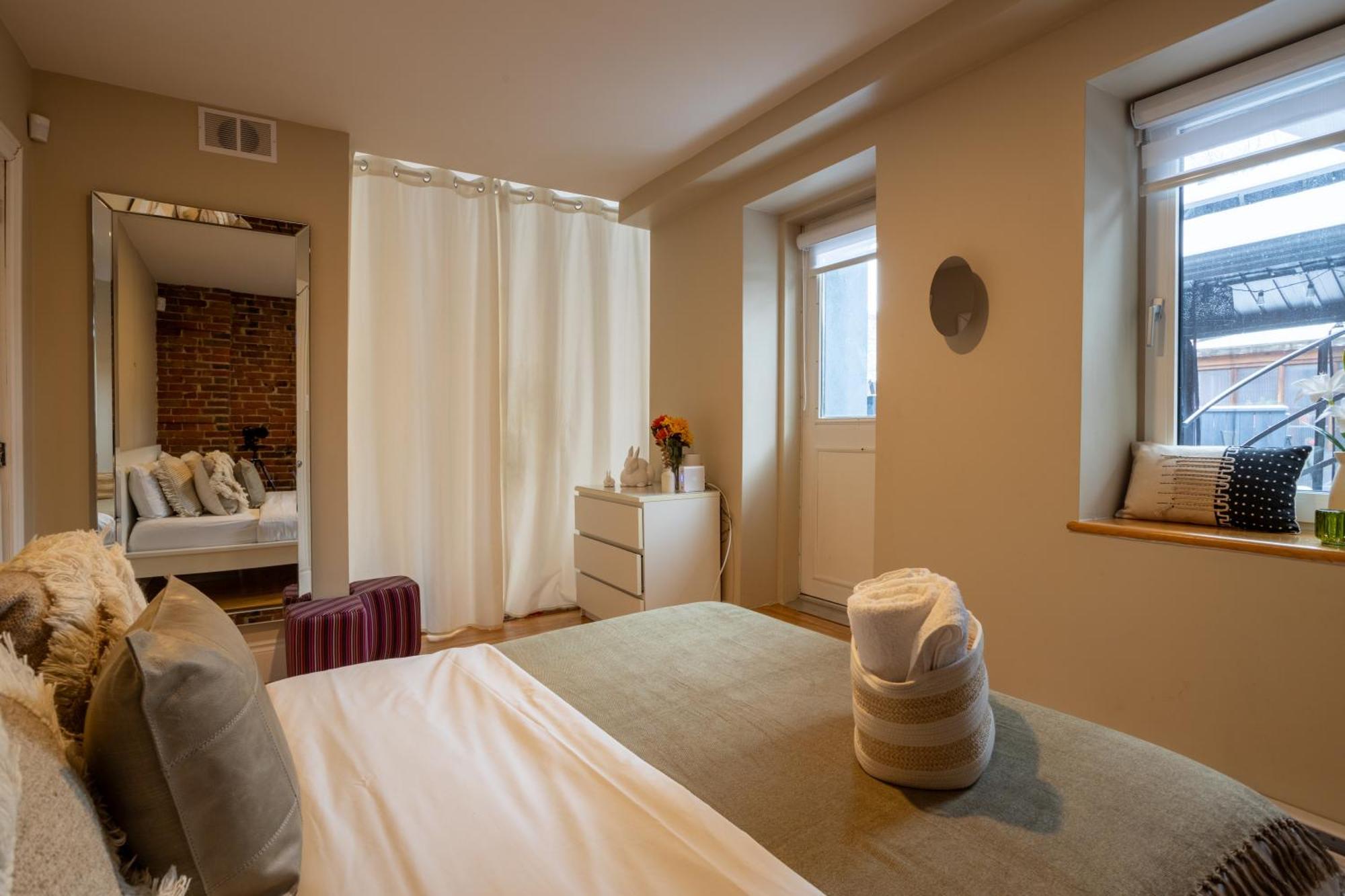 Downtown Retreat With Modern Comfort Zf6 Montreal