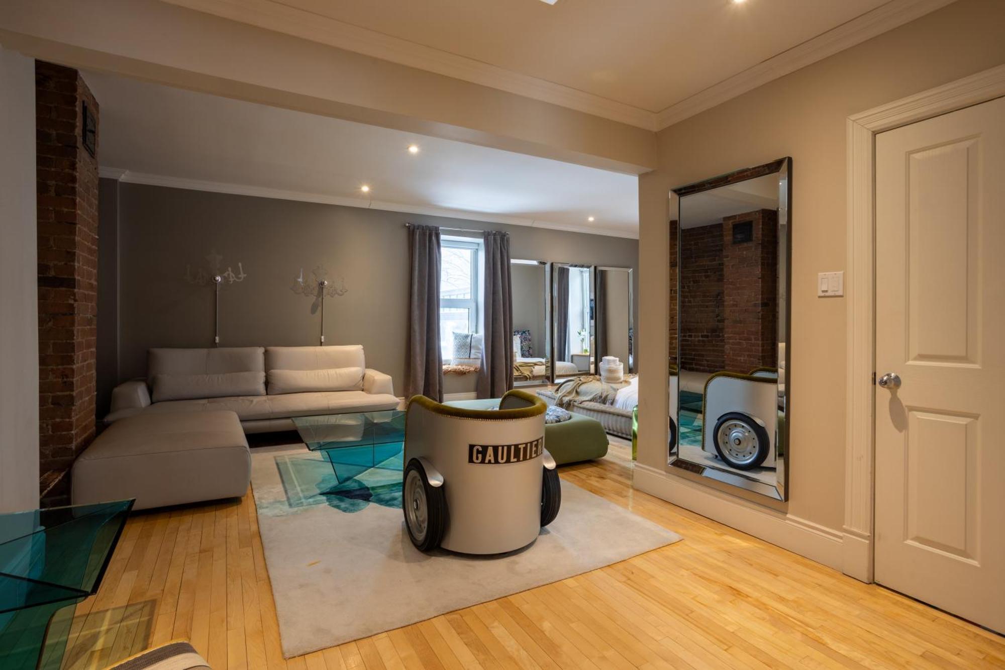 Holiday home Downtown Retreat With Modern Comfort Zf6