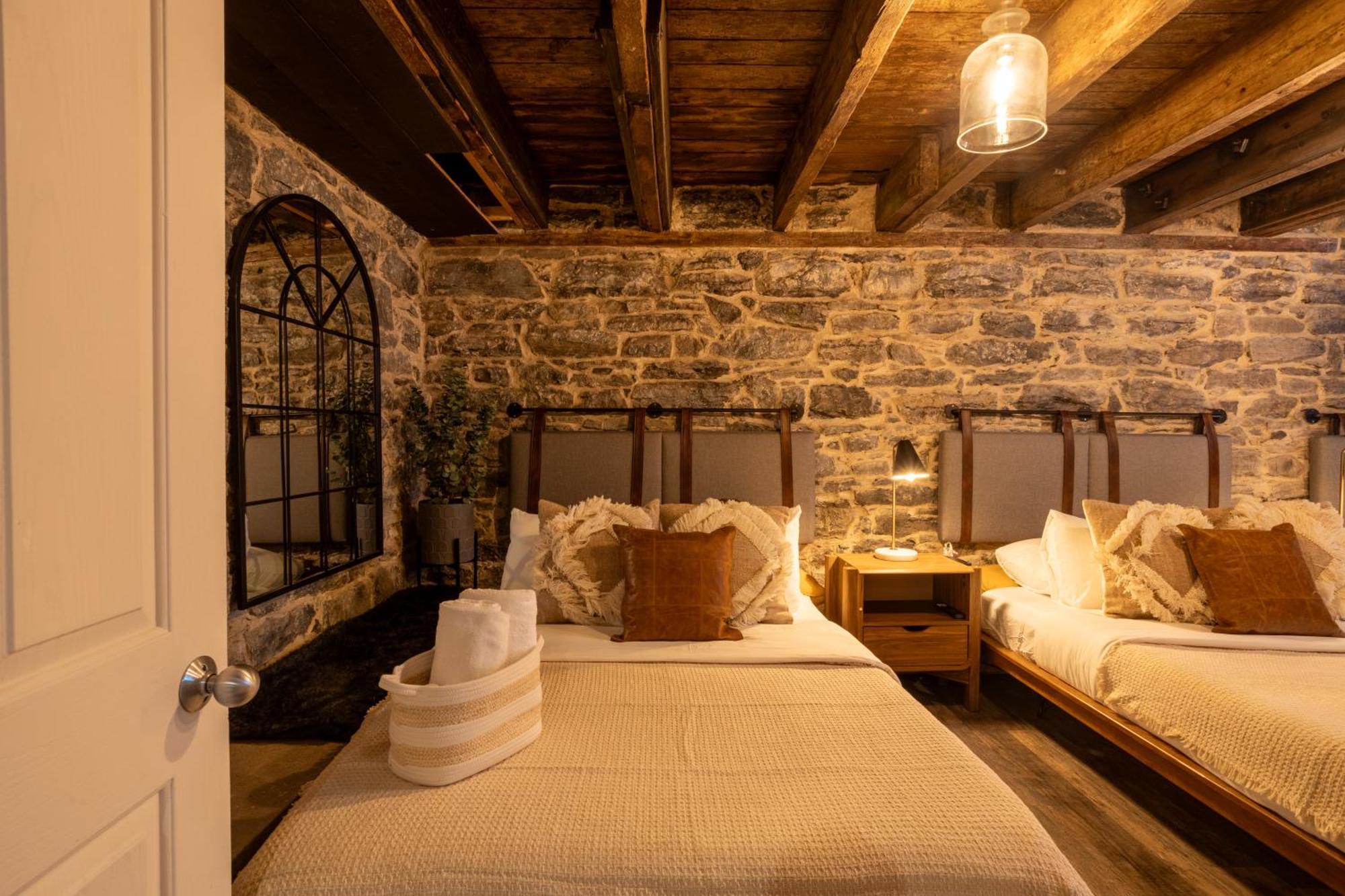 Downtown Retreat With Modern Comfort Zf6