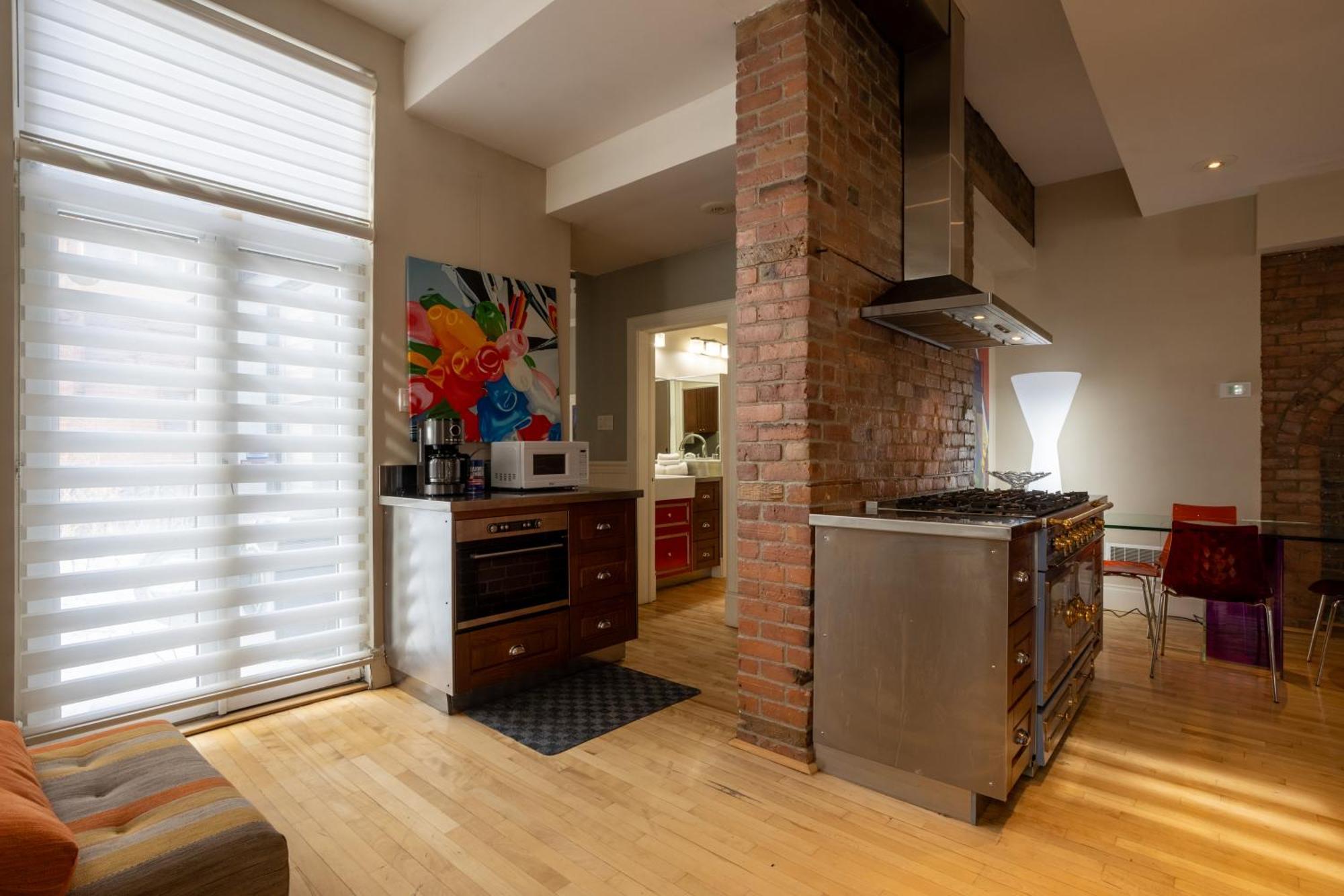 Downtown Retreat With Modern Comfort Zf6 Montreal