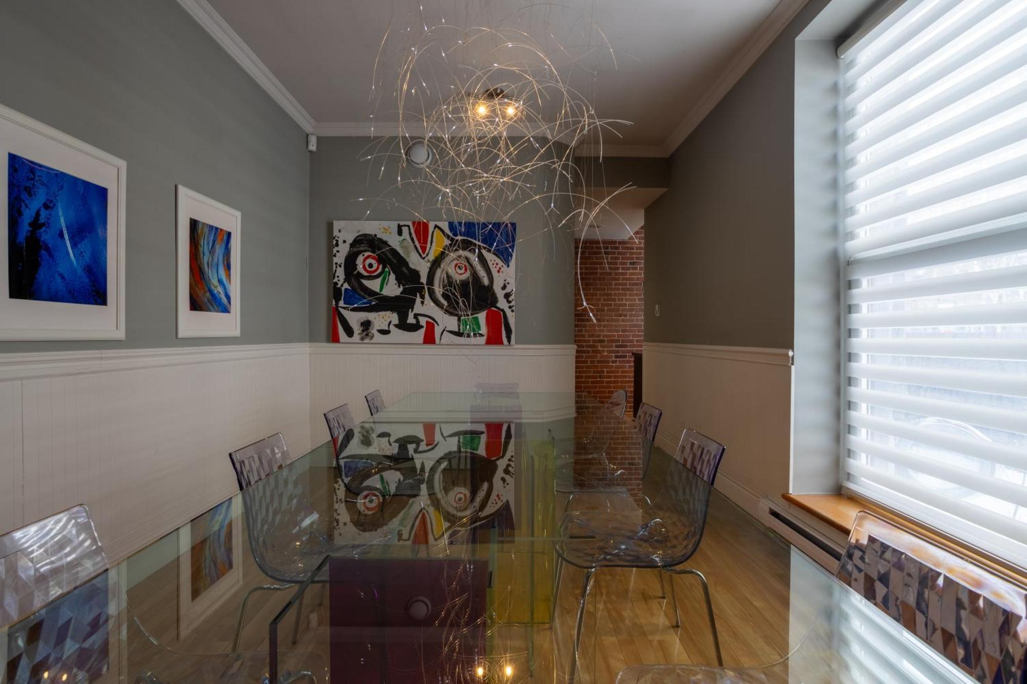 Downtown Retreat With Modern Comfort Zf6 Montreal